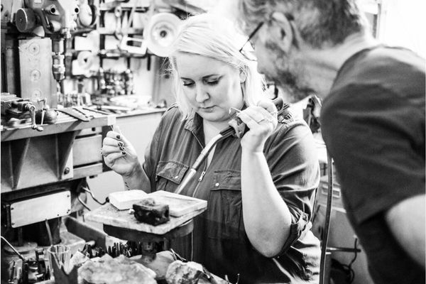 Kvinna som arbetar med silversmide under kurs i Hjertsmides verkstad med handledning av silversmed Johan Roar.
