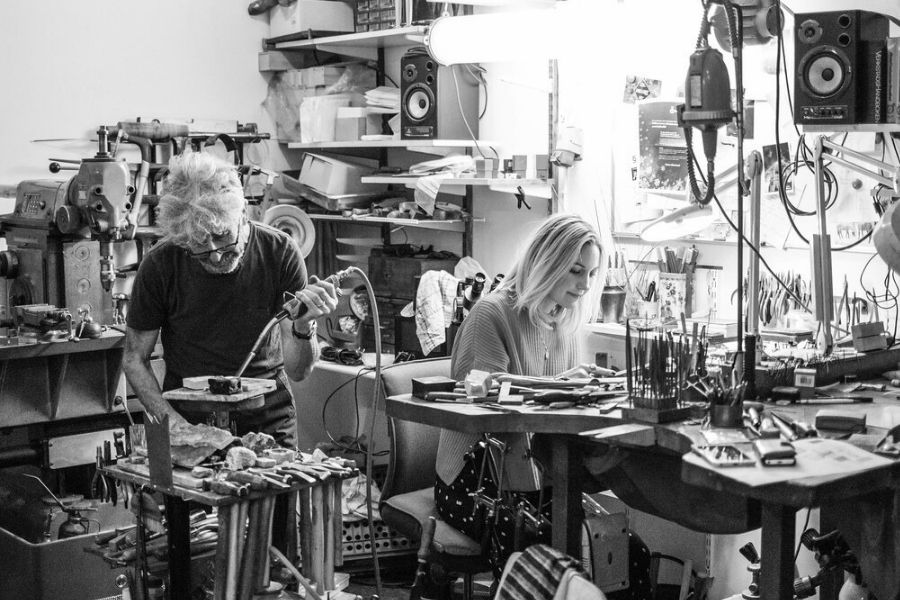Johan Roar och deltagare på silversmideskurs i verkstan på Hjertsmide